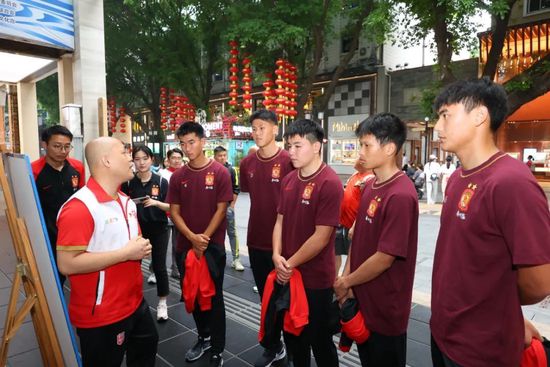 担任Mediaset解说嘉宾的意甲前裁判切萨里表示：“他会被至少禁赛2场，至少2场。